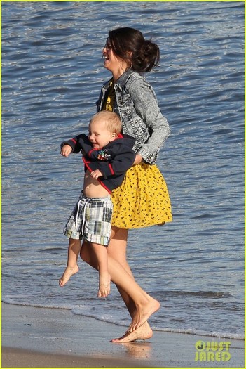 selena-gomez-justin-bieber-siblings-beach-09 - Selena Gomez si Justin Bieber la plaja cu fratele si sora lui