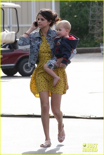 selena-gomez-justin-bieber-siblings-beach-10 - Selena Gomez si Justin Bieber la plaja cu fratele si sora lui