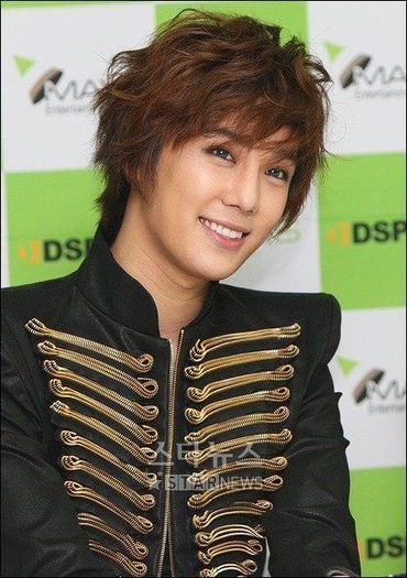 SS501_Park_Jung_Min_first_appearance_on_30th_after_joining_CNR_Media_30082010005532 - Park Jung Min