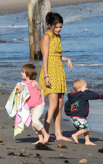 dVF0n - Spend time with Justin and family on the Beach in Malibu