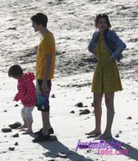 tumblr_lzkssb2vkY1r197rbo2_250 - Spend time with Justin and family on the Beach in Malibu