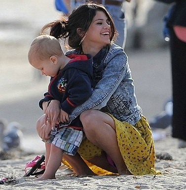 tumblr_lzkyuwFpFk1r29gv6o1_400 - Spend time with Justin and family on the Beach in Malibu