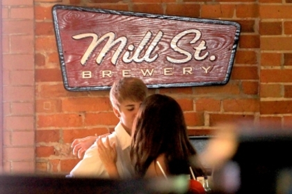 normal_38384_Preppie_Selena_Gomez_and_Justin_Bieber_share_a_kiss_at_a_bar_in_his_hometown_of_Stratfo - 03 July - At a bar in Stratford Canada