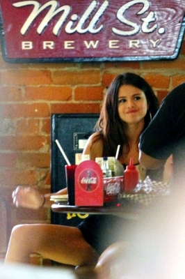 normal_38395_Preppie_Selena_Gomez_and_Justin_Bieber_share_a_kiss_at_a_bar_in_his_hometown_of_Stratfo - 03 July - At a bar in Stratford Canada