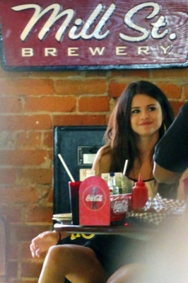 normal_38837_Preppie_Selena_Gomez_and_Justin_Bieber_share_a_kiss_at_a_bar_in_his_hometown_of_Stratfo - 03 July - At a bar in Stratford Canada