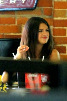 normal_38958_Preppie_Selena_Gomez_and_Justin_Bieber_share_a_kiss_at_a_bar_in_his_hometown_of_Stratfo - 03 July - At a bar in Stratford Canada