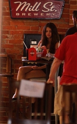 normal_716183253_SelenaGomez06032011OutWithBieberinToronto1_122_419lo - 03 July - At a bar in Stratford Canada