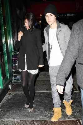 normal_007 - 12 February - Out with Justin Bieber for dinner in Manhattan