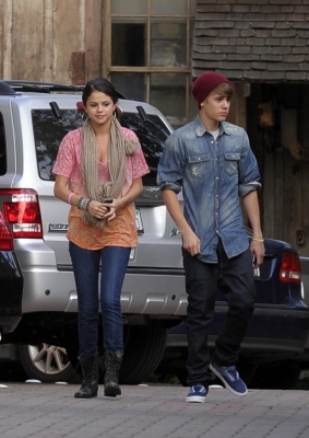 normal_007 - January 10 - arriving at a restaurant with Justin in Hollywood
