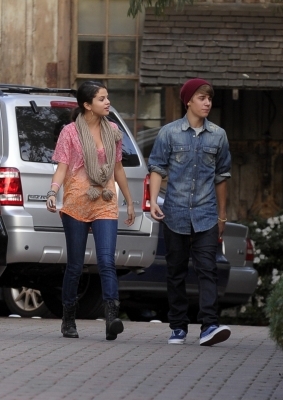 normal_012 - January 10 - arriving at a restaurant with Justin in Hollywood