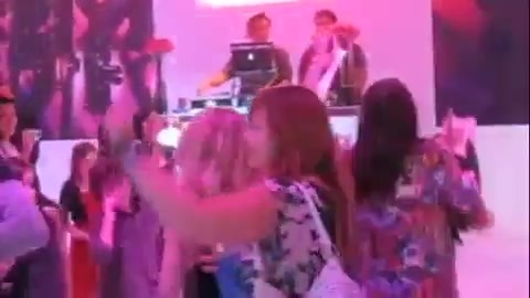 Selena Gomez Dances To Katy Perry! 356 - Selena Gomez Dances To Katy Perry
