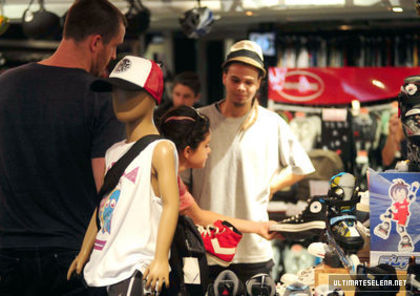 normal_usn-candids-8feb-2012-2_28229 - Shopping in Paseo Alcorta Buenos Aires - February 8