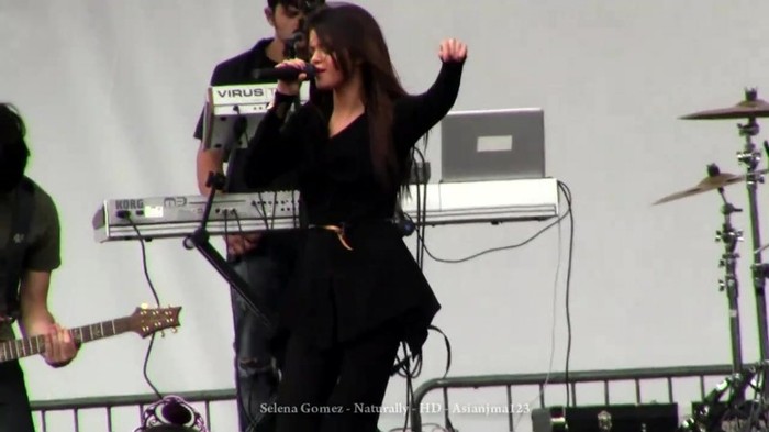 Selena Gomez Concert - _Naturally_ and _Off the Chain_ - HD - South Coast Plaza 004