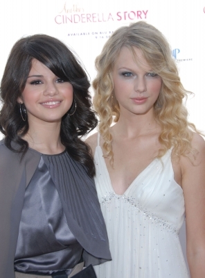 normal_Taylor_Selena_08 - Another Cinderella Story Premiere in Los Angeles