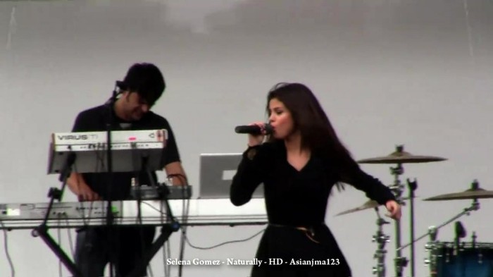 Selena Gomez Concert - _Naturally_ and _Off the Chain_ - HD - South Coast Plaza 041