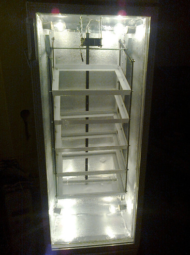 Mami0043; incubator modificat dintr-0 combina frigorifica capacitate 700 oua prep.
