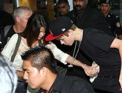 normal_0002ad0r - 21 April - spotted with Justin in Malaysia