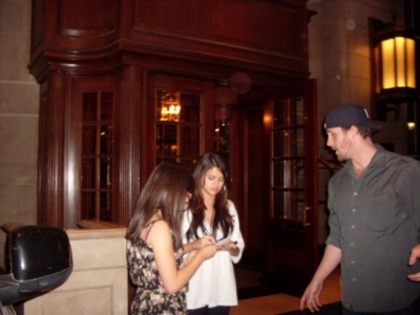 normal_NP5dw - 31 January - Meeting fans at Ritz Hotel in Chile