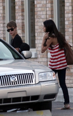 normal_001~84 - 31 Mai - Leaving Junstin Biebers House in Startford Ontario