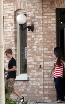 normal_002~1 - 31 Mai - Leaving Junstin Biebers House in Startford Ontario