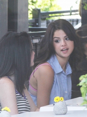 normal_99122_Preppie_Selena_Gomez_at_a_restaurant_in_Toronto_6_122_1088lo - August 23rd - At a restaurant in Toronto