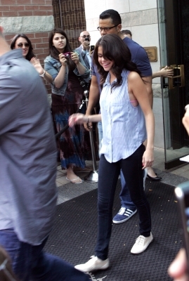 normal_67279_Preppie_Selena_Gomez_leaving_her_hotel_in_Toronto_2_122_353lo (1) - August 24rth - Arriving to the studio of KiSS 92 5 in Toronto
