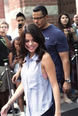 normal_67832_Preppie_Selena_Gomez_leaving_her_hotel_in_Toronto_3_122_433lo - August 24rth - Arriving to the studio of KiSS 92 5 in Toronto