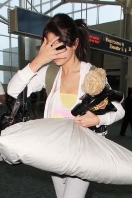 normal_25397_SelenaGomezCelebutopia_net7_122_235lo - July 26th- Arriving at Miami Airport