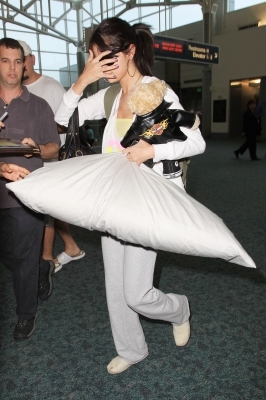 normal_25399_SelenaGomezCelebutopia_net8_122_524lo - July 26th- Arriving at Miami Airport