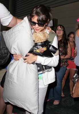 normal_Selena_Gomez_MiamiJuly262011_J0001_012 - July 26th- Arriving at Miami Airport
