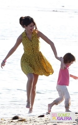 003%7E134 - 17 02 2012 Selena and Justin on the beach in Malibu California