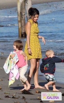 004%7E123 - 17 02 2012 Selena and Justin on the beach in Malibu California