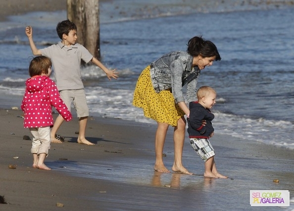 005%7E109 - 17 02 2012 Selena and Justin on the beach in Malibu California