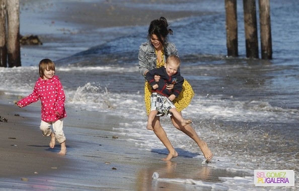 008%7E81 - 17 02 2012 Selena and Justin on the beach in Malibu California