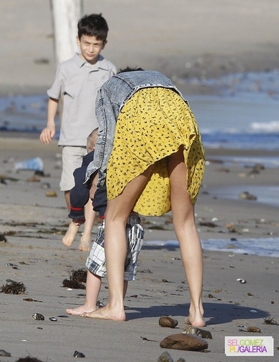 010%7E88 - 17 02 2012 Selena and Justin on the beach in Malibu California
