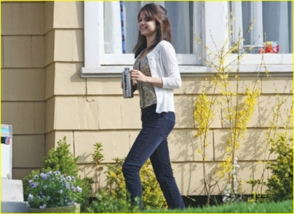 normal_selenafan01 - Heading to the Set Of Ramona and Beezus - April 18