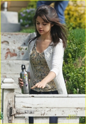 normal_selenafan03 - Heading to the Set Of Ramona and Beezus - April 18