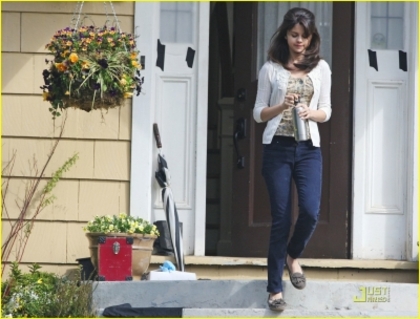 normal_selenafan05 - Heading to the Set Of Ramona and Beezus - April 18