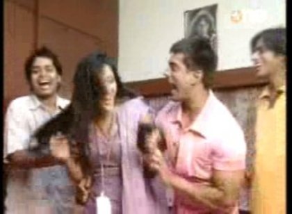 43 - DILL MILL GAYYE Karan Make Bakra Of Shilpa - KaSh Scene Caps