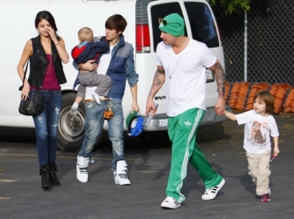 normal_008 - 02 18 - Out with Justin Bieber-s family in Malibu