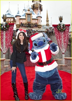 normal_010 - Meeting Santa Stitch At Sleeping Beauty Winter Castle - November 7