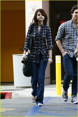 normal_02 - At Westfield Mall In Los Angeles - October 30