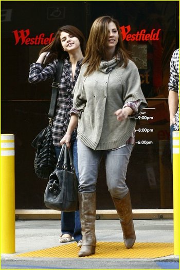 normal_12 - At Westfield Mall In Los Angeles - October 30