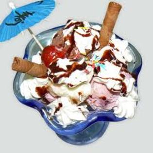 profiterol cu mai multe cupe de inghetata