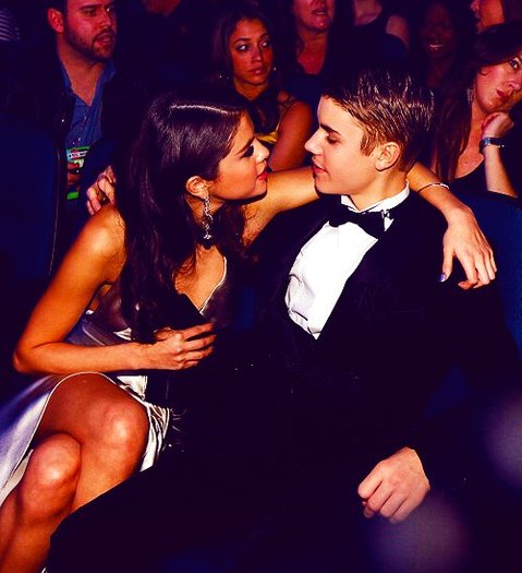 310243_254086877981963_176888139035171_731466_1827696994_n - Justin Bieber y Selena Gomez en los AMA s