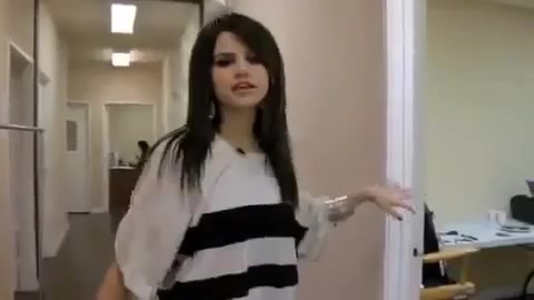 Selena Gomez - Falling Down - Behind The Scene. (HD) 100 Selena Gomez - Falling Down - Behind The Scene. (HD) 100