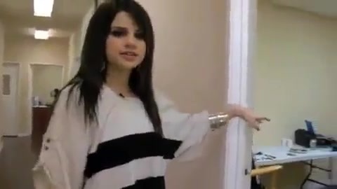 Selena Gomez - Falling Down - Behind The Scene. (HD) 102 Selena Gomez - Falling Down - Behind The Scene. (HD) 102