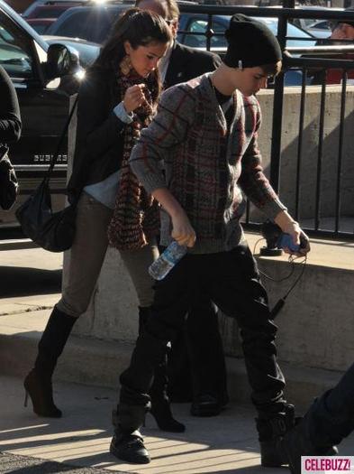 383960_266156280108356_176888139035171_758356_1024348536_n - Justin Bieber and Selena Gomez en los ensayos de Navidad en Washing