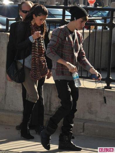 384162_266156260108358_176888139035171_758355_703292105_n - Justin Bieber and Selena Gomez en los ensayos de Navidad en Washing