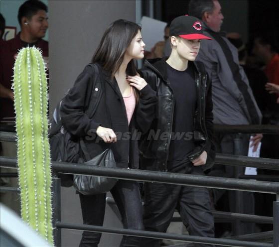 389474_263034777087173_176888139035171_752286_309445116_n - Justin Bieber and Selena Gomez llegando a Mexico